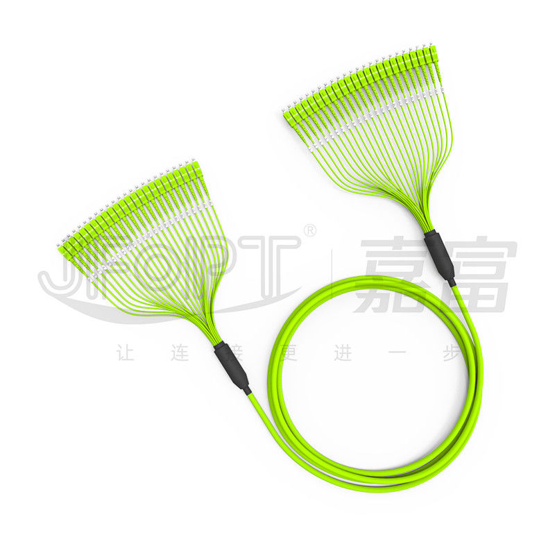 El cable de fribra óptica pre terminado 24 del paquete quita el corazón a la chaqueta de PVC con varios modos de funcionamiento OM5 los 0.5m que ramifican con SC/APC